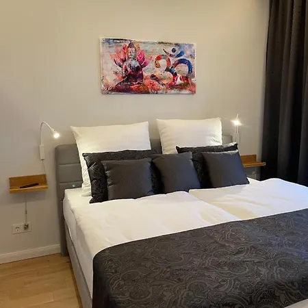 Direkt Am Bahnhof Apartamento *